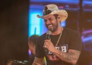 Após cirurgia cardíaca, cantor sertanejo João Carreiro morre aos 41 anos