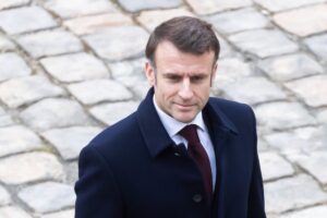 Macron sofre derrota para a direita nas eleições  na França e toma atitude desesperada