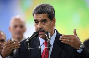 Maduro desinstala WhatsApp  e ataca redes sociais na Venezuela