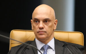 Senadores elaboram pedido de impeachment de Moraes