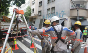 Governo de SP promete compensações por apagão que afeta 400 mil residências