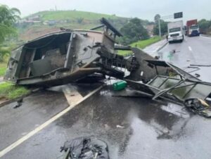 Acidente com carreta do exército interdita Rodovia Presidente Dutra em Guaratinguetá 