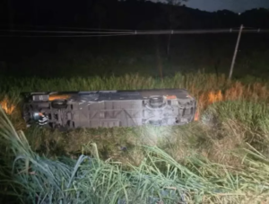 Ônibus cai em ribanceira na Dutra e deixa ao menos um morto e 25 feridos