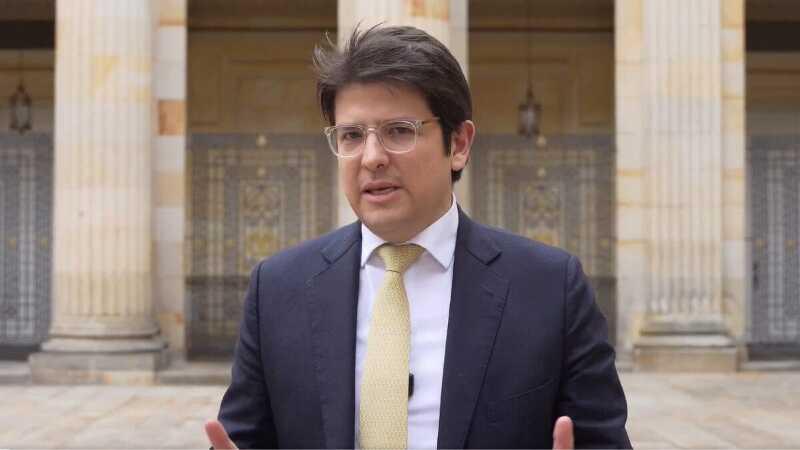 Miguel Uribe sai de centro cirúrgico e luta pela vida após ser baleado em campanha na Colômbia