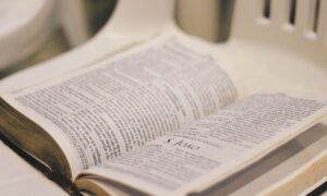 Cristãos predominam no mundo, mas islâmicos e os sem-religião aumentam