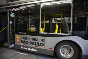 PMs passam a atuar dentro de ônibus em SP para conter ataques