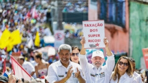Lula exibe cartaz que pede ‘taxação dos super ricos’ em manifestação em Salvador