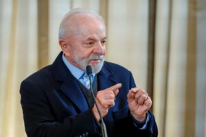 Lula diz que Trump evita diálogo com o Brasil: “Sou bom de truco; se ele estiver trucando, vai tomar um 6”