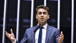 Nikolas Ferreira protocola pedido de impeachment de Lula