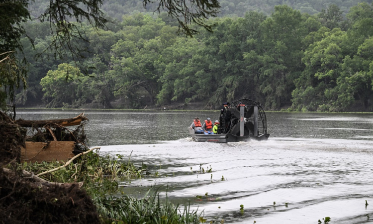 Texas busca desaparecidos após enchentes que deixaram ao menos 79 mortos
