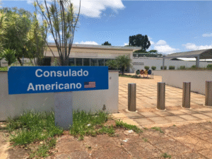 EUA leiloam móveis, eletrônicos e até empilhadeira no Brasil; lances vão de R$ 50 a R$ 12 mil