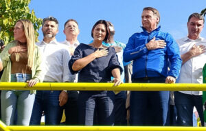 Bolsonaro participa de motociata em Brasília, mas evita andar de moto