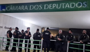 Motta retoma cadeira na Câmara após negociação com a oposição