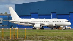 Avião especial e todo branco do governo dos EUA pousa no Brasil