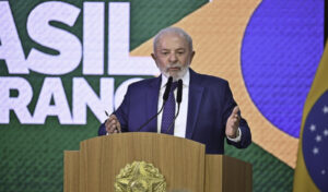 Lula assina MP, anuncia R$ 30 bi em crédito para setores afetados por tarifaço
