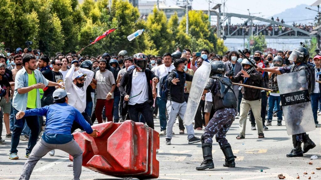 Esposa de ex-premiê do Nepal é queimada viva em protestos contra o governo