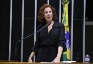 Carla Zambelli renuncia ao mandato