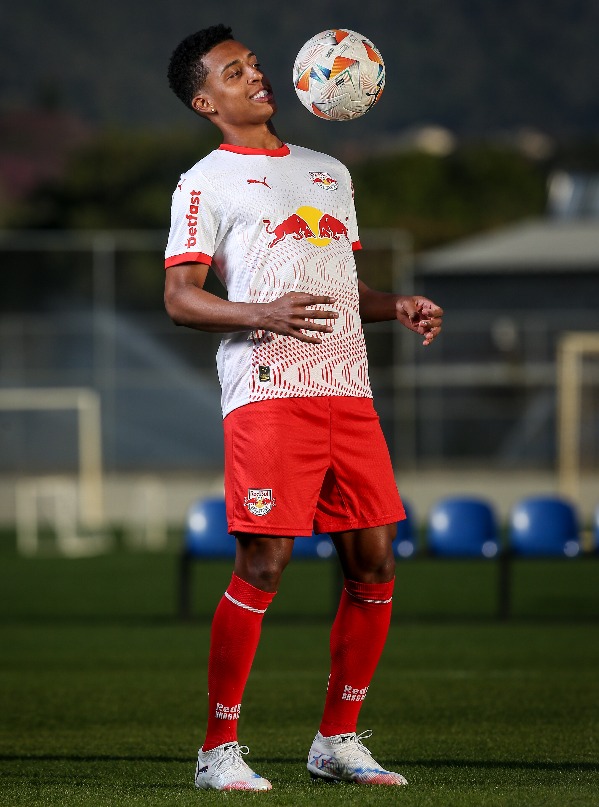 Vanderlan, ex-Palmeiras e atualmente no Red Bull Bragantino, passa por cirurgia no cérebro