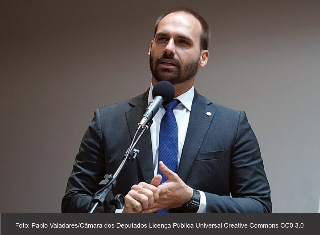Polícia Federal determina retorno de Eduardo Bolsonaro ao cargo; ele rejeita voltar ao Brasil