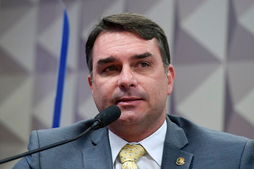 Moraes determina entrega de passaportes de Flávio Bolsonaro e proíbe contato com advogado investigado