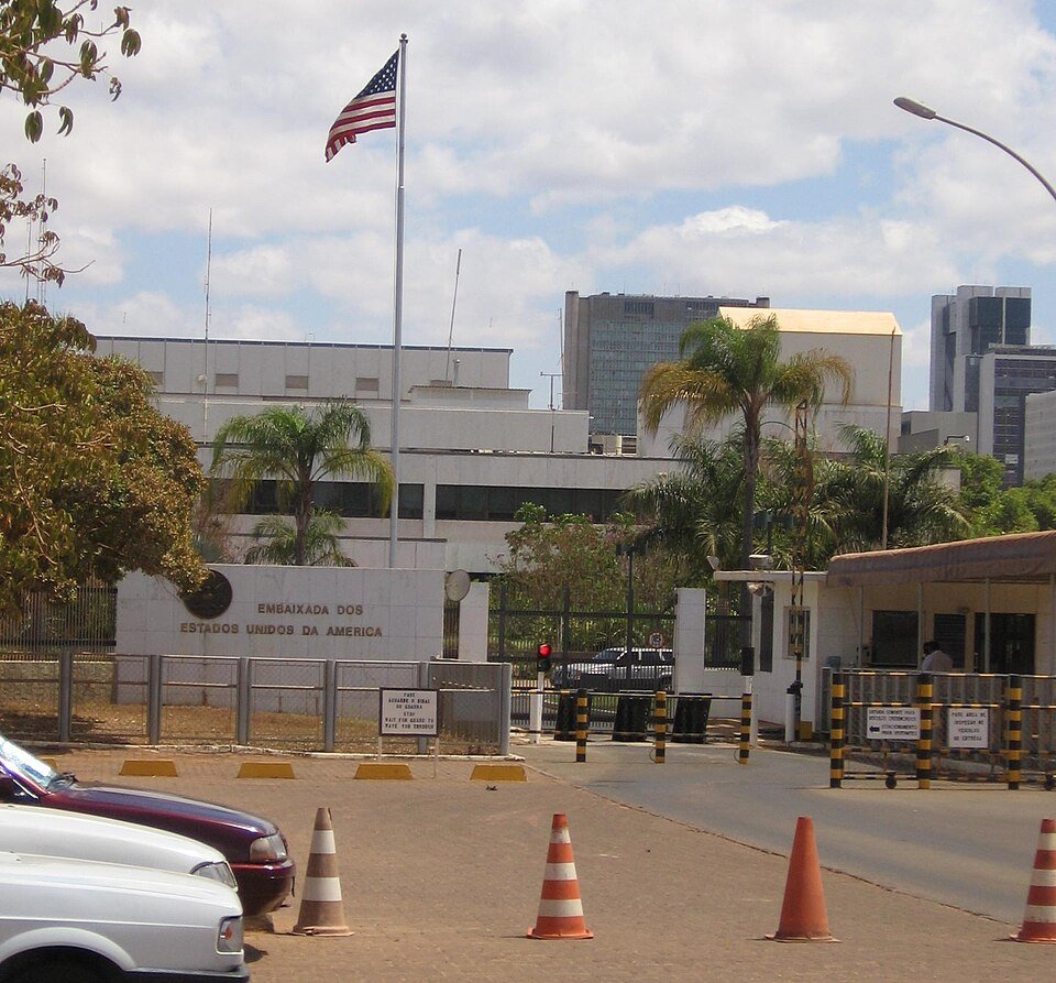 EUA suspendem serviços consulares no Brasil por questões de segurança