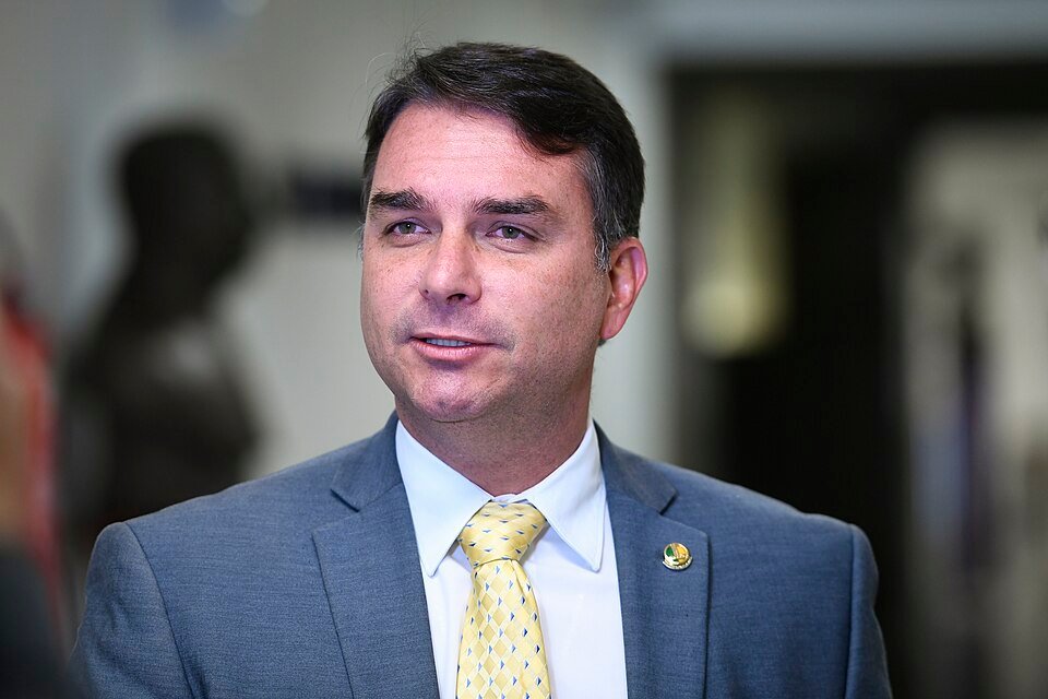 Flávio Bolsonaro estaria a caminho dos EUA após derrota eleitoral e impasse com decisão de Moraes