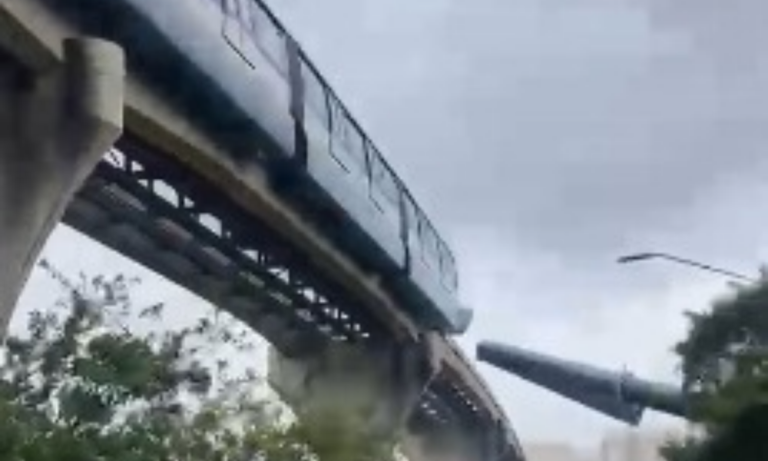 Trem do monotrilho atinge guindaste e equipamento cai sobre avenida na zona leste de São Paulo