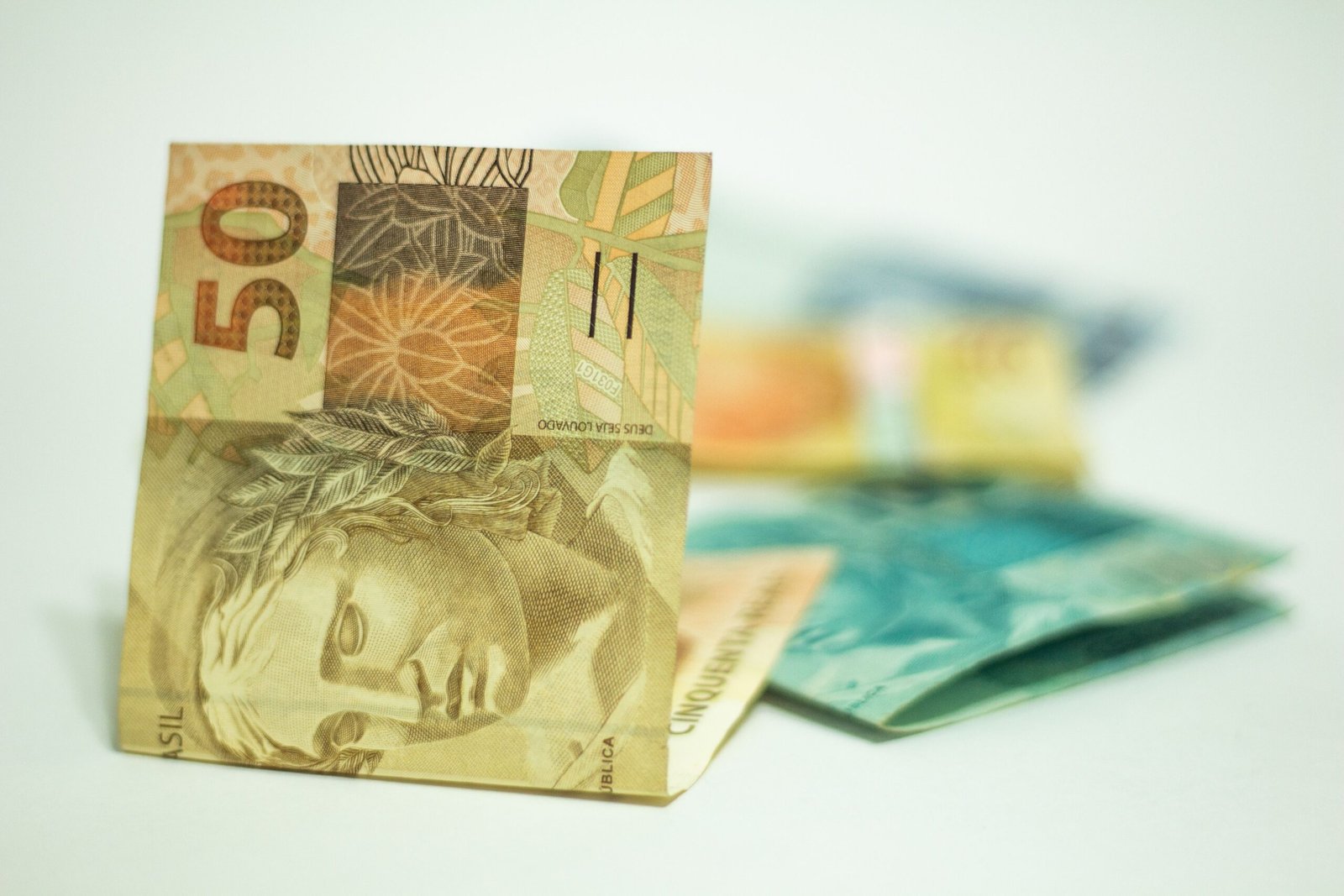 Caixa libera abono salarial para mais de 700 mil trabalhadores; veja quem pode receber até R$ 1.621